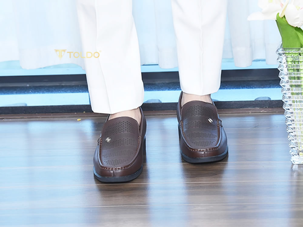 Giày cao 7cm đục lỗ thoáng khí